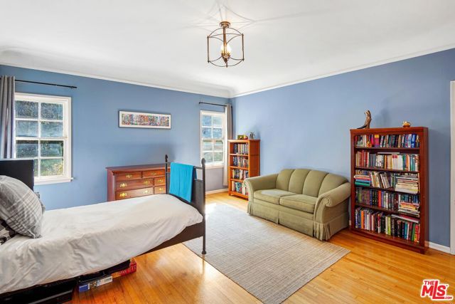 10614 Le Conte Avenue, Los Angeles CA: https://media.crmls.org/mediaz/0e9ba4e0-c24d-4261-be48-eb21e9e26ca6.jpg