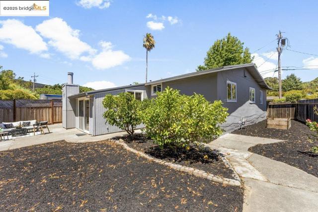615 Manuel Dr, Novato CA: https://media.crmls.org/mediaz/0e9be03c-5489-4678-b72a-14e5766129cb.jpg