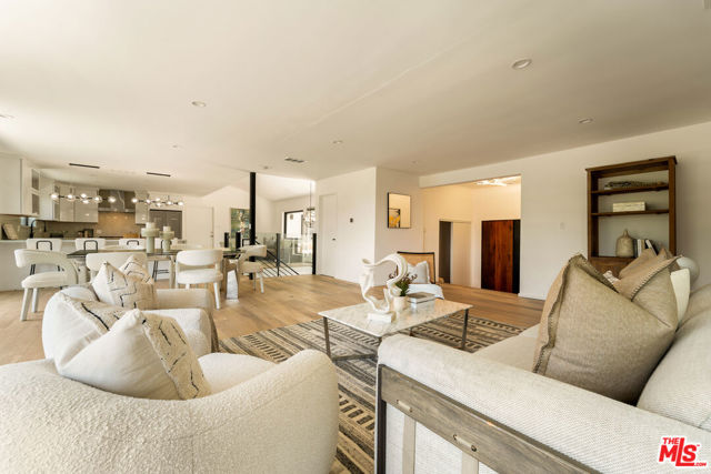 11587 Sunshine Terrace, Studio City CA: https://media.crmls.org/mediaz/0e9beff8-e1cf-4450-981d-c9347696706e.jpg