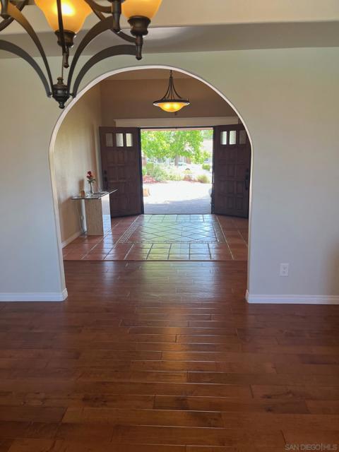 1373 Stoneridge Circle, Escondido CA: https://media.crmls.org/mediaz/0e9c9896-9ec3-4187-8978-efcb906f4c0e.jpg