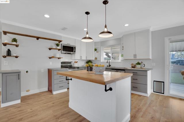 1166 Hibiscus Way, Livermore CA: https://media.crmls.org/mediaz/0e9d3fff-78ac-4101-814b-12aecbe83dd4.jpg