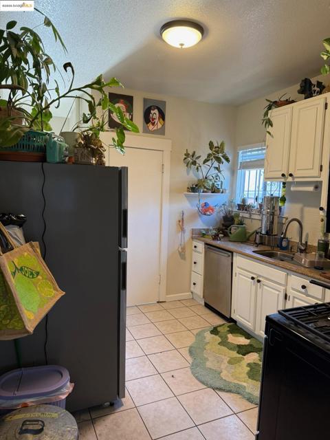 2542 Filbert St, Oakland CA: https://media.crmls.org/mediaz/0e9d5669-f6a2-40bb-a97e-ff3b6f1fba2f.jpg