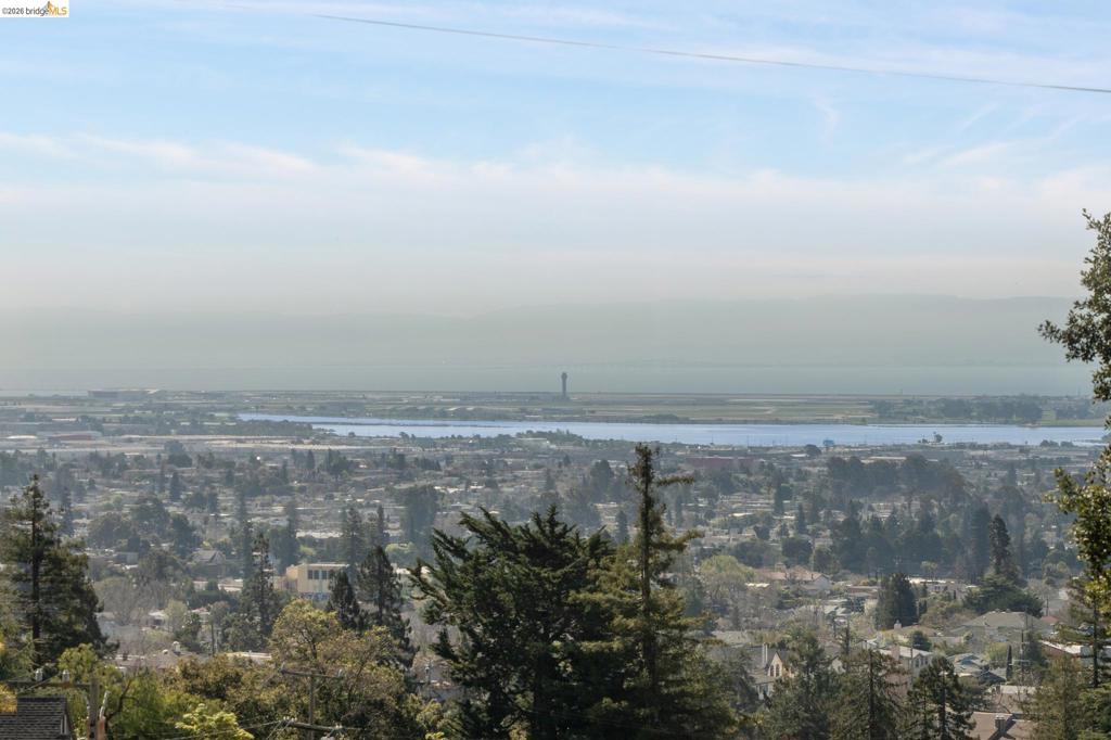 https://media.crmls.org/mediaz/0e9d5724-3360-4177-8d1f-382010c3148d.jpg?preset=X-Large