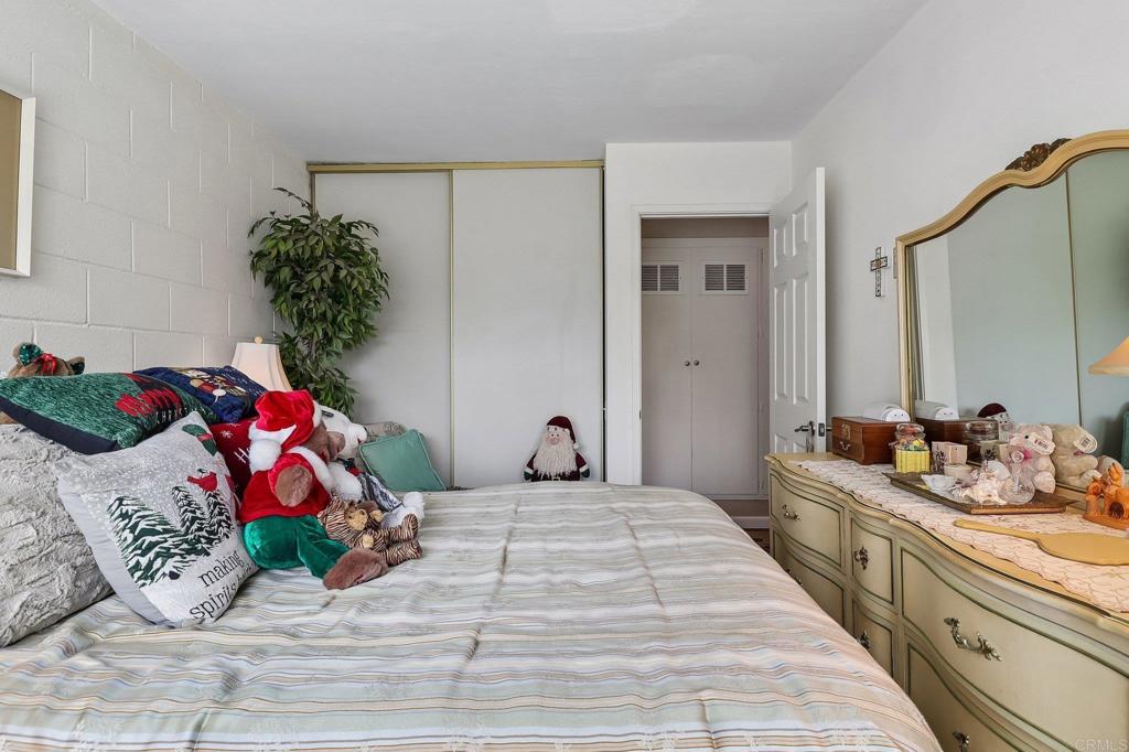 https://media.crmls.org/mediaz/0e9d651a-ef0b-43f7-8f12-743ebf47b8c4.jpg?preset=X-Large