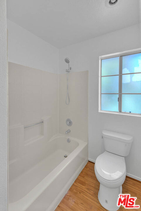 8741 Darby Avenue, Northridge CA: https://media.crmls.org/mediaz/0e9decbc-e7dc-4494-8771-af76dadafe3c.jpg