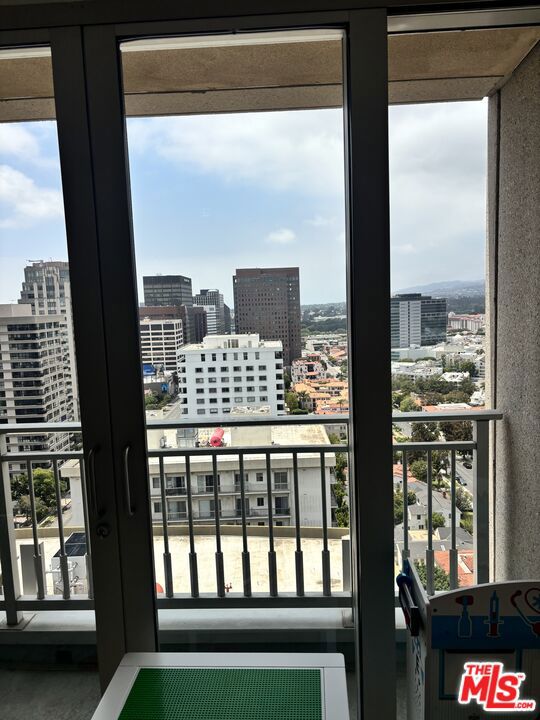 https://media.crmls.org/mediaz/0e9f977a-3e0a-4299-b7ce-b90a7da17942.jpg?preset=X-Large