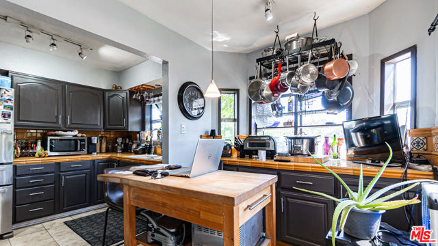 1277 S Orange Drive, Los Angeles CA: https://media.crmls.org/mediaz/0e9ff195-d5af-43be-9d3f-e65589ce5f22.jpg