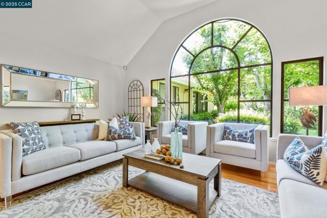 109 Bria Ct, Walnut Creek CA: https://media.crmls.org/mediaz/0e9ff4c7-6e8d-440e-b5ba-389f24e06d69.jpg