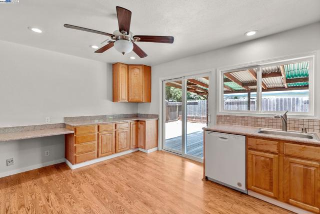 368 Helen Way, Livermore CA: https://media.crmls.org/mediaz/0ea04cc7-fc0f-4844-80e7-c7053f0182e1.jpg