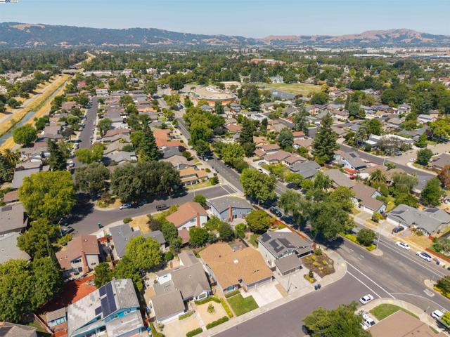 3186 Berkshire Ct, Pleasanton CA: https://media.crmls.org/mediaz/0ea0b31a-2346-454f-9699-c88c41f283ce.jpg