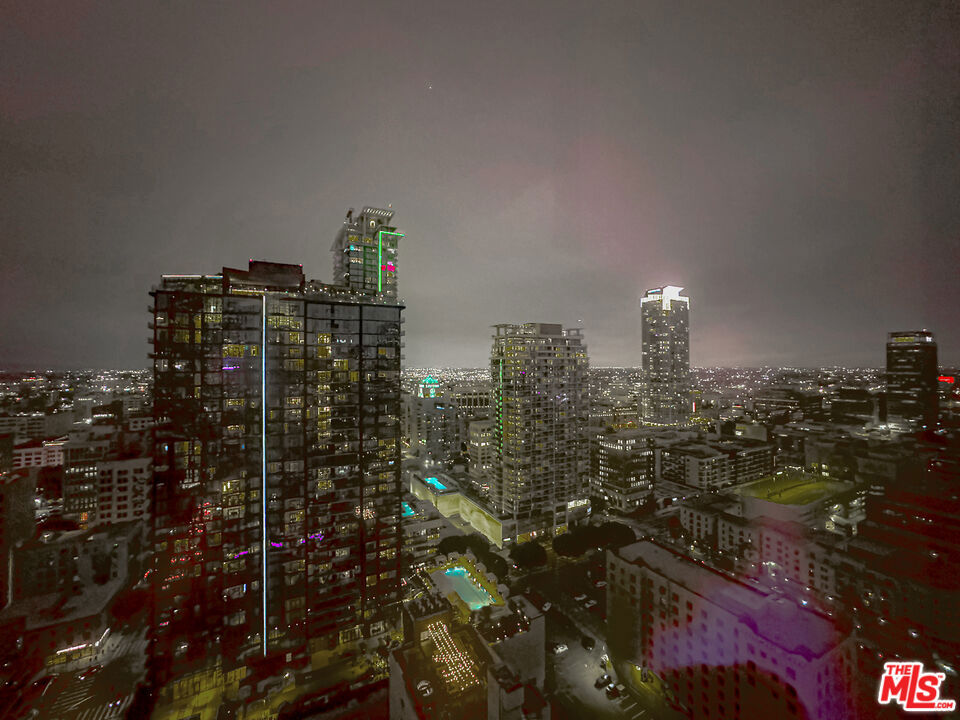 https://media.crmls.org/mediaz/0ea0ff5e-53e6-4c1a-b1ef-d0d525e4f4ca.jpg?preset=X-Large