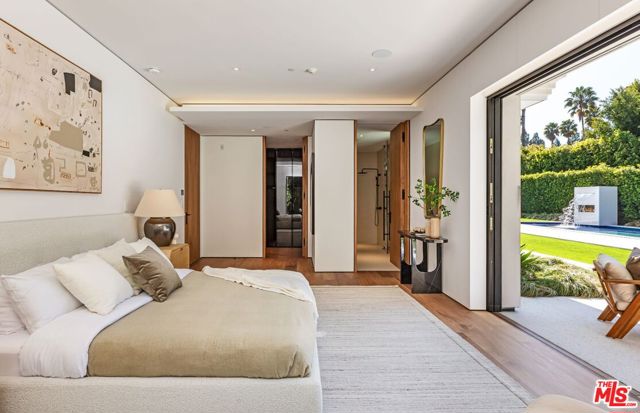 927 N Whittier Drive, Beverly Hills CA: https://media.crmls.org/mediaz/0ea19a65-28f0-4c9a-9243-283845b90bd7.jpg