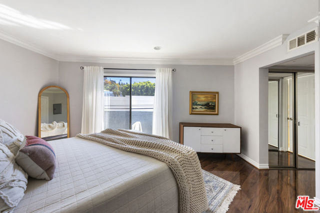 4211 Arch Drive, Studio City CA: https://media.crmls.org/mediaz/0ea2c7c9-f590-43ed-bdc8-d546c9a56a8a.jpg