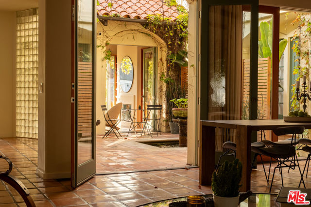 416 Carroll Canal, Venice CA: https://media.crmls.org/mediaz/0ea41958-c0b5-442d-bbdf-d901f863242b.jpg