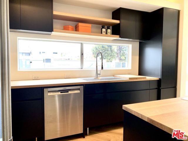 2237 S Bentley Avenue, Los Angeles CA: https://media.crmls.org/mediaz/0ea42254-7cd1-4c79-914b-47cea55346fd.jpg