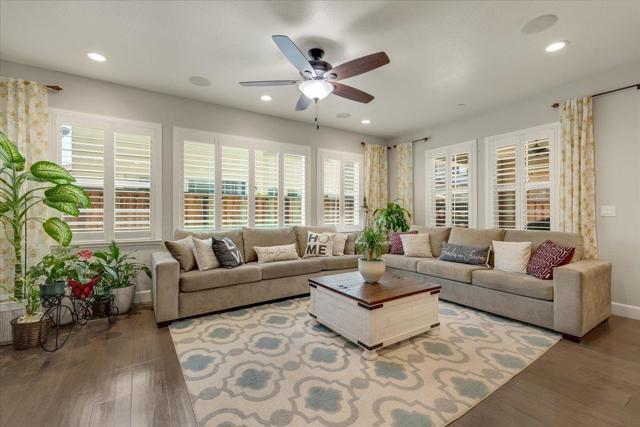 738 Sullivan Way, Gilroy CA: https://media.crmls.org/mediaz/0ea5aad2-2e4b-478c-b0a4-7f5a63e9541f.jpg