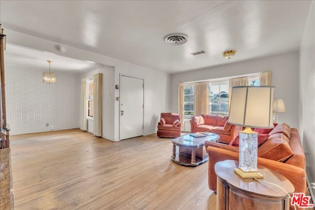 13621 Addison Street photo 5