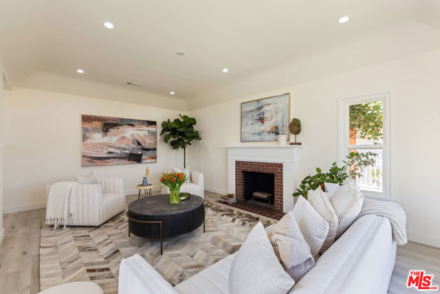 3827 S Victoria Avenue, View Park CA: https://media.crmls.org/mediaz/0ea618fd-bcde-4506-a80f-ac4a6cf8601d.jpg