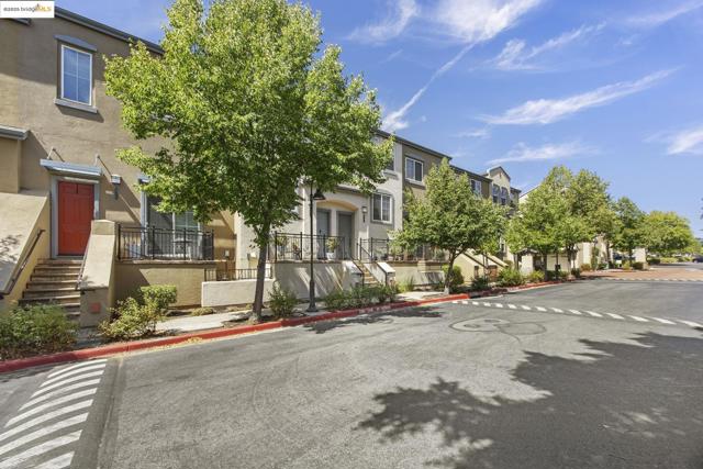 8892 Bellina Commons, Dublin CA: https://media.crmls.org/mediaz/0ea66e5d-5bd5-4c1b-b4dd-9ce4c8639273.jpg