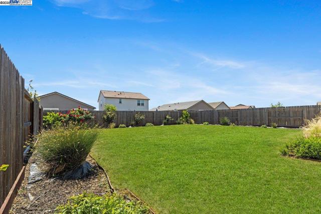 946 Osprey Dr, Lathrop CA: https://media.crmls.org/mediaz/0ea72c80-16ca-4661-a8dd-97c9f03fe2de.jpg