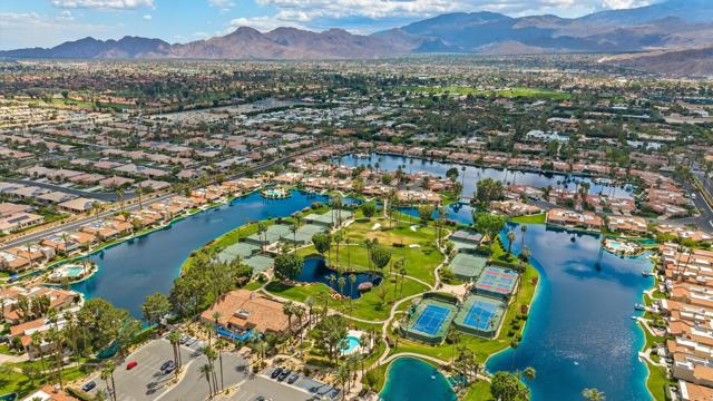 105 Lake Shore Drive, Rancho Mirage CA: https://media.crmls.org/mediaz/0ea7bb22-85a2-450a-bce4-3cdb1c58d343.jpg