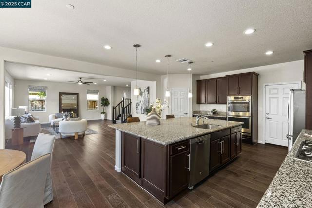 589 W Huntington Ave, Mountain House CA: https://media.crmls.org/mediaz/0ea7c07b-ec63-4c14-ae77-5fe4e92732bf.jpg