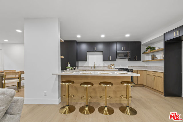 1025 North Kings Road, 113 photo 6