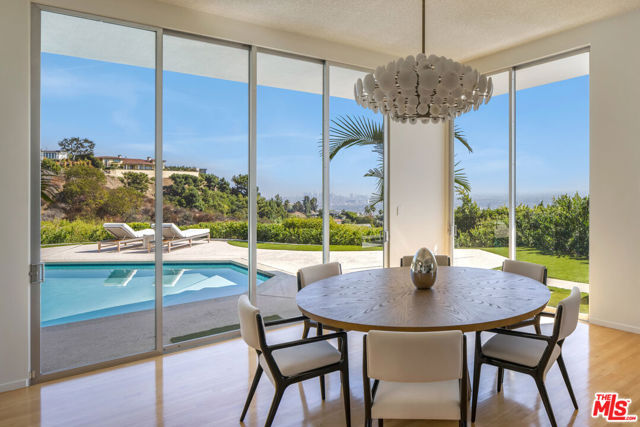 340 Trousdale Place, Beverly Hills CA: https://media.crmls.org/mediaz/0eabcba5-ed6b-497b-ac85-d192ffed35b3.jpg