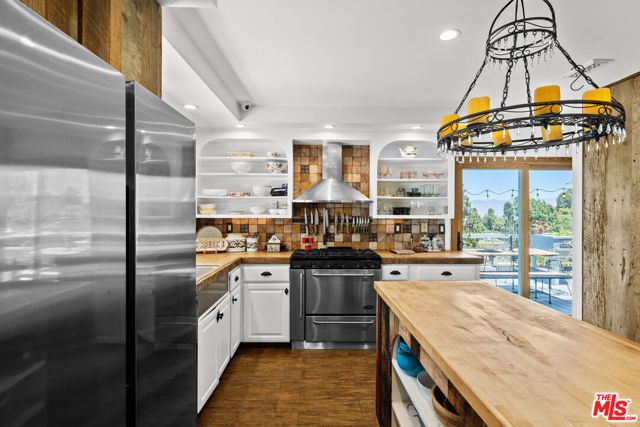 16582 Calneva Drive, Encino CA: https://media.crmls.org/mediaz/0eac9cb0-402f-4f3b-8b26-d9a0fa43aacb.jpg