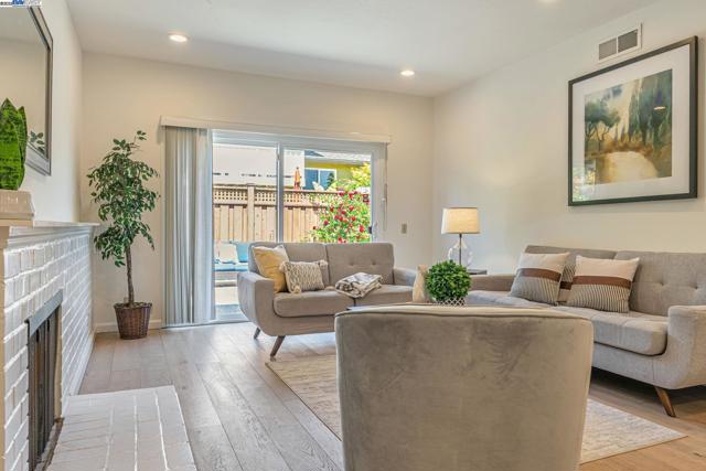 947 Crane Ave, Foster City CA: https://media.crmls.org/mediaz/0eadecc2-e6ea-43c6-9bff-16e2b2afe914.jpg