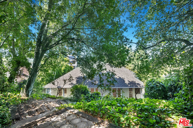1231 Club View Drive, Los Angeles CA: https://media.crmls.org/mediaz/0eaee8d2-22ed-4ef8-a0a5-a96500621e50.jpg