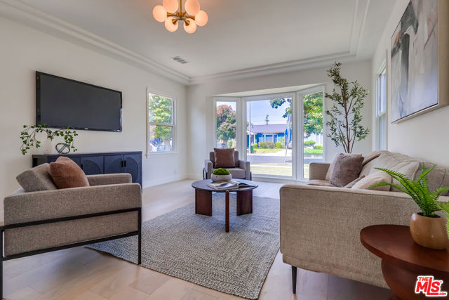 9116 S Wilton Place, Los Angeles CA: https://media.crmls.org/mediaz/0eaf79b7-e091-457c-8ddd-f09c29e668e6.jpg
