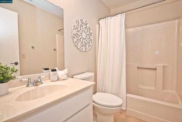 1324 Chateau Cmn, Livermore CA: https://media.crmls.org/mediaz/0eaf9ab0-93aa-4ad2-ad99-069ce5dfff83.jpg