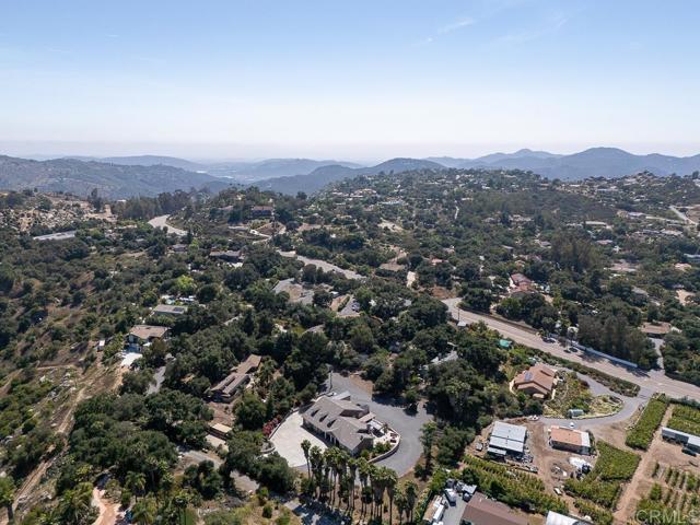 10166 Rancho Roble Rd., Escondido CA: https://media.crmls.org/mediaz/0eafc9c7-aba7-406e-a3c3-74bdc311db63.jpg