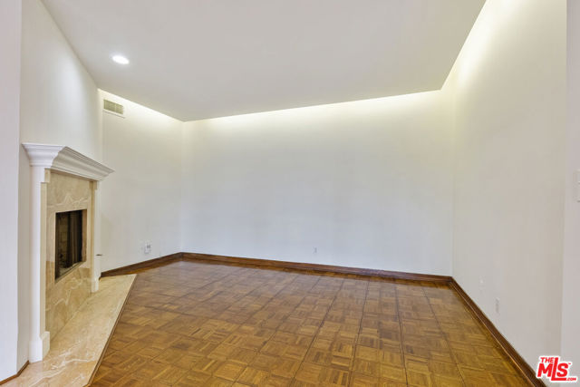 1220 Roxbury Drive, Los Angeles CA: https://media.crmls.org/mediaz/0eafe5b3-dace-4e8b-9200-9624bf24869b.jpg