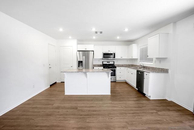 1428 Wild Prairie Way, Hemet CA: https://media.crmls.org/mediaz/0eb0e9cf-7dee-4678-bde4-c9678846c98c.jpg