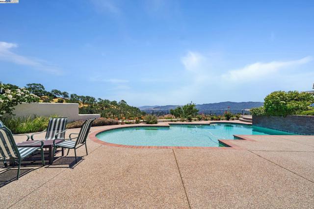 530 Oakshire Pl, Alamo CA: https://media.crmls.org/mediaz/0eb1385e-ca02-403b-bd2d-878c968f1a94.jpg