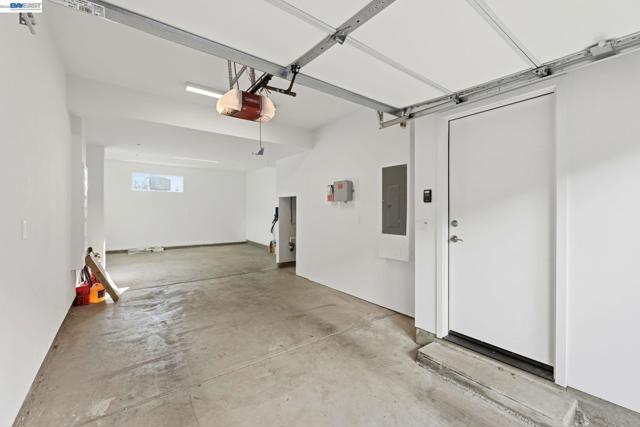 931 Edy Ln, Oakland CA: https://media.crmls.org/mediaz/0eb1404f-45fe-400f-b619-a483df322179.jpg