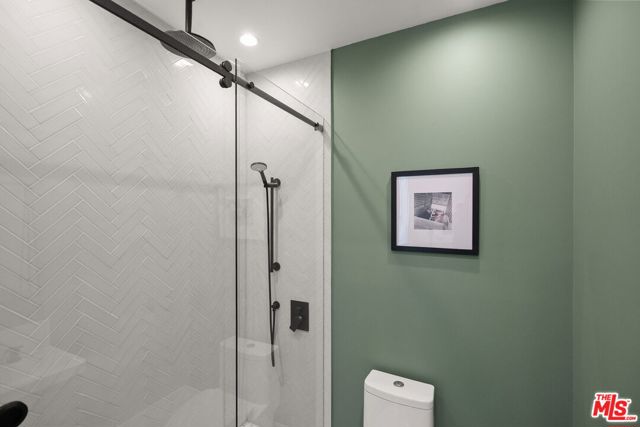 18057 Valley Vista Boulevard, Encino CA: https://media.crmls.org/mediaz/0eb16380-bd2c-4ef4-b994-0f2bb6cd9002.jpg