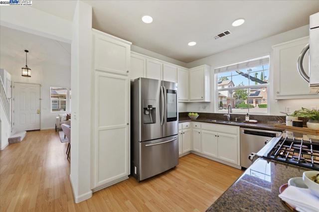 3989 Strafford Ct, Dublin CA: https://media.crmls.org/mediaz/0eb1844d-5d4d-44dd-9855-eebbbbea47b8.jpg