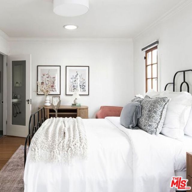7257 Oakwood Avenue, Los Angeles CA: https://media.crmls.org/mediaz/0eb1e5fe-b87c-4bbb-9b94-844f9a022259.jpg