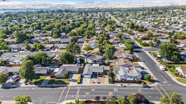 394 Encino, Livermore CA: https://media.crmls.org/mediaz/0eb22207-a4dc-43fa-b3bc-a5b909767b0a.jpg