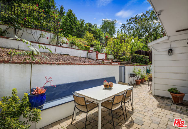 13324 Valley Vista Boulevard, Sherman Oaks CA: https://media.crmls.org/mediaz/0eb259f6-bcf1-49e4-a0b0-24aa322081e7.jpg
