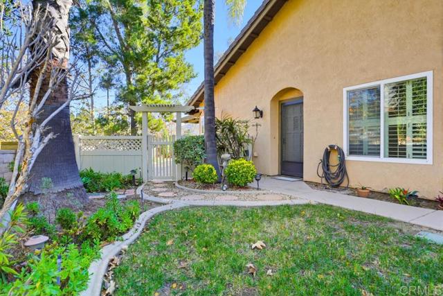 Detail Gallery Image 3 of 31 For 4159 Serranos Court, Fallbrook,  CA 92028 - 2 Beds | 2 Baths