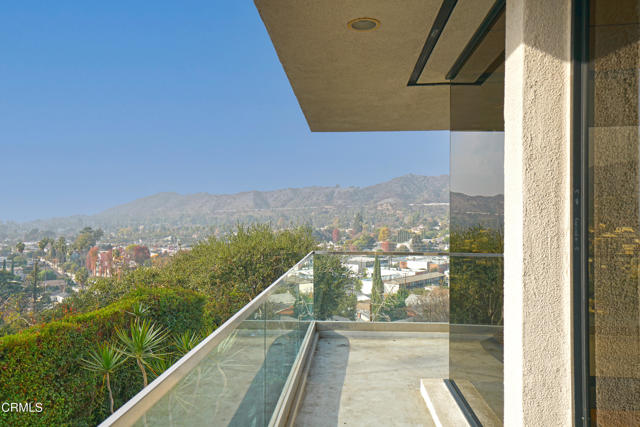 1325 Linda Rosa Avenue, Los Angeles CA: https://media.crmls.org/mediaz/0eb350c2-3383-4c70-9c10-fdd4fdd60a2c.jpg