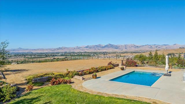 4116 Ashford Circle, Hollister CA: https://media.crmls.org/mediaz/0eb3ae1a-b114-4ec0-b2b3-58c2db2c6cf0.jpg