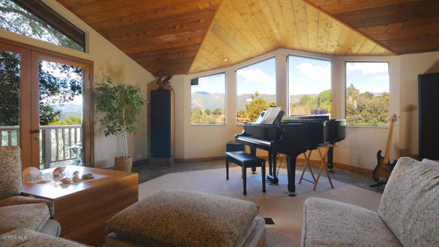 2442 Valley Meadow Drive, Oak View CA: https://media.crmls.org/mediaz/0eb4d72f-5ad1-408d-bd29-ce0fc85e8ade.jpg