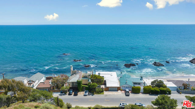 24928 Malibu Road, Malibu CA: https://media.crmls.org/mediaz/0eb56d9f-673c-4c2b-bc3d-601ec396b446.jpg