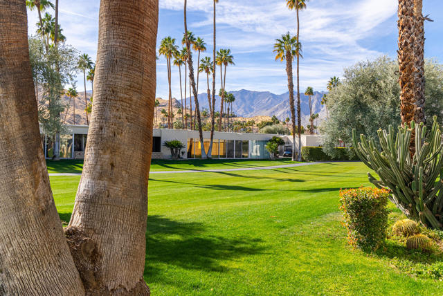 209 Desert Lakes Drive, Palm Springs CA: https://media.crmls.org/mediaz/0eb6091a-665e-40f6-b9d9-975b1a7c55a9.jpg