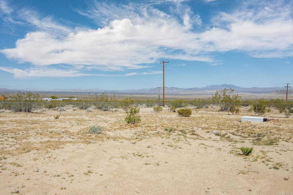 https://media.crmls.org/mediaz/0eb6106f-927a-4791-ac43-c4600e82806d.jpg?preset=X-Large